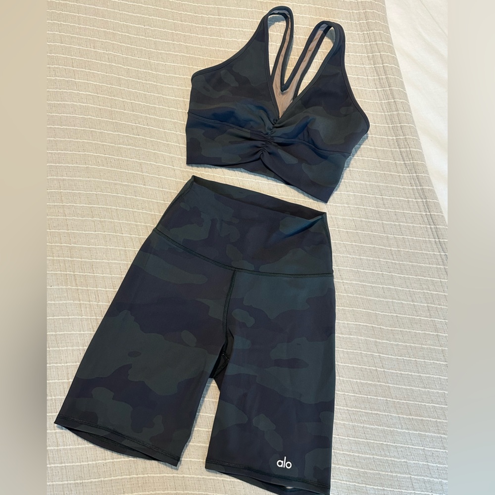 Alo Yoga SET💚 Camo Bra + Biker Shorts
